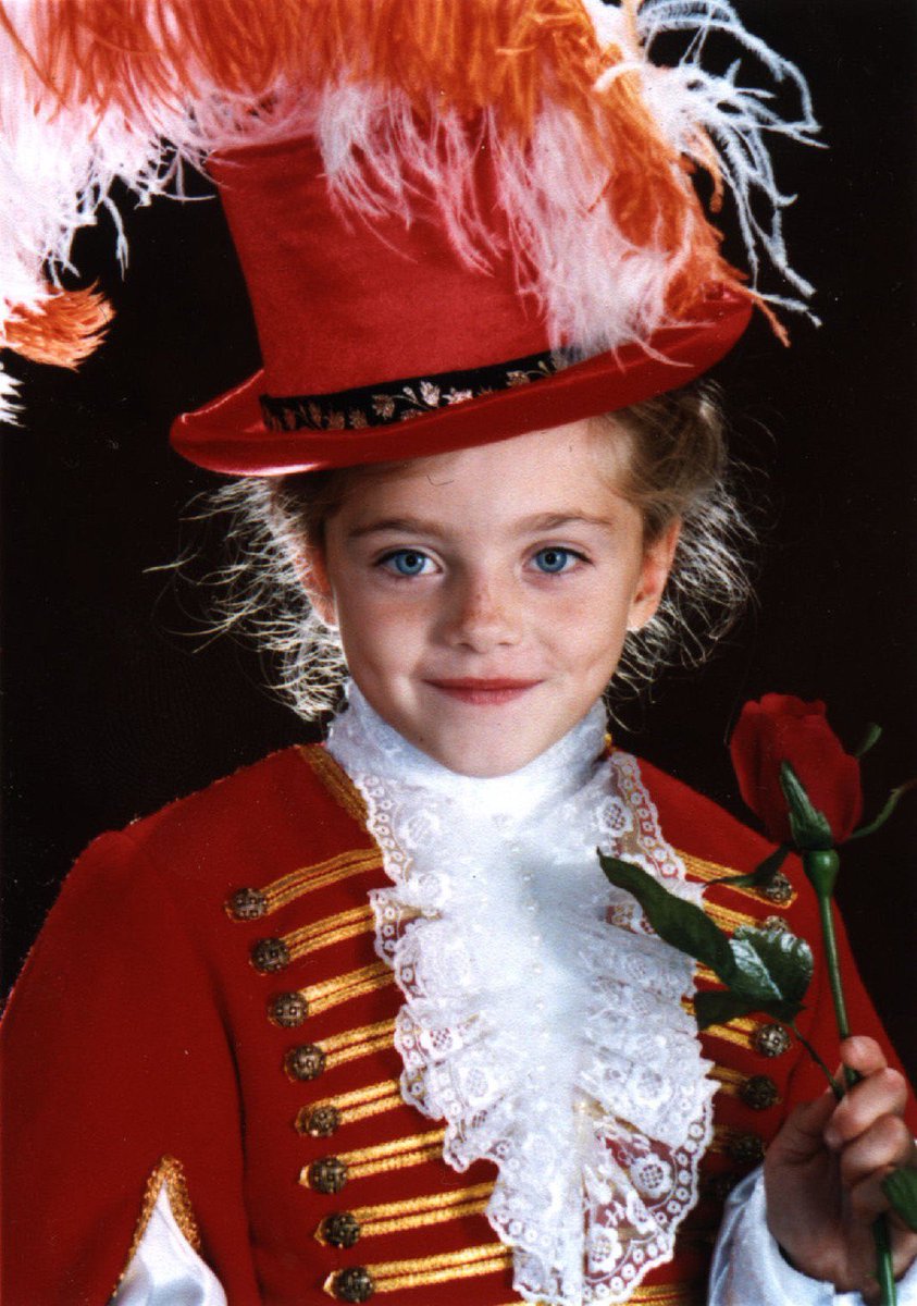 Мать прислала фото моего 1 класса.
разблокировано воспоминание как вместо костюма принцесса я выбрала быть гусаром. Мало что поменялось.
С днем рождения меня что ли