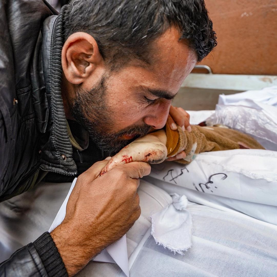 MuhammadSmiry's tweet photo. He went to buy biscuits to his child, but found him killed in an lsraeli airstrike when he returned. #Gaza https://t.co/86gYsd4j2J