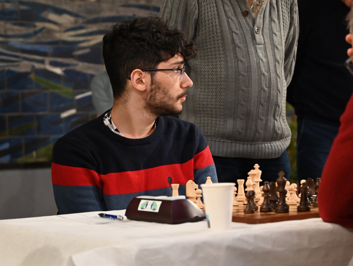 👏 Les jeux sont faits ! Alireza Firouzja bat Kamran Shirazi et remporte l'Open de Rouen en solitaire. 
Il empoche les 700€ du 1er prix mais surtout un ticket pour les Candidats.
À moins d'un énième rebondissement...

♟️Voir les parties d'Alireza sur europe-echecs.com/art/alireza-fi…