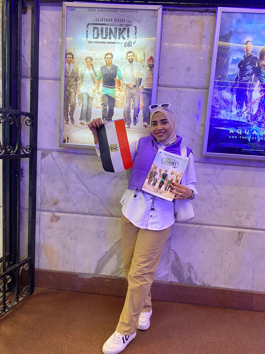 SRKuniverseEGY1's tweet photo. Egyptian fans celebrate 🎈 #Dunki 🎊#DunkiFirstDayFirstShow
#FanMania
@iamsrk
#AskSRK
@RedChilliesEnt
@RHFilmsOfficial
@teamsrkdelhi https://t.co/nnBzEZUhun