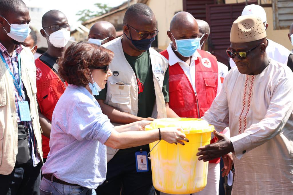 UNICEFGuinea's tweet photo. Explosion dépôt hydrocarbures #Conakry 
UNICEF soutient le gouvernement guinéen #ANGUSH pour prévenir les maladies hydriques comme le choléra 
Distribution de kits d'hygiène à 1 190 foyers et dispositifs lavage des mains à 2 200 familles. Nos pensées vont aux familles victimes. https://t.co/IZ51QR9kpc
