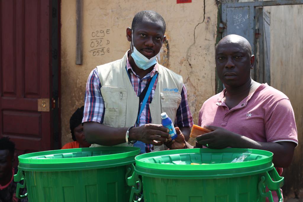 UNICEFGuinea's tweet photo. Explosion dépôt hydrocarbures #Conakry 
UNICEF soutient le gouvernement guinéen #ANGUSH pour prévenir les maladies hydriques comme le choléra 
Distribution de kits d'hygiène à 1 190 foyers et dispositifs lavage des mains à 2 200 familles. Nos pensées vont aux familles victimes. https://t.co/IZ51QR9kpc