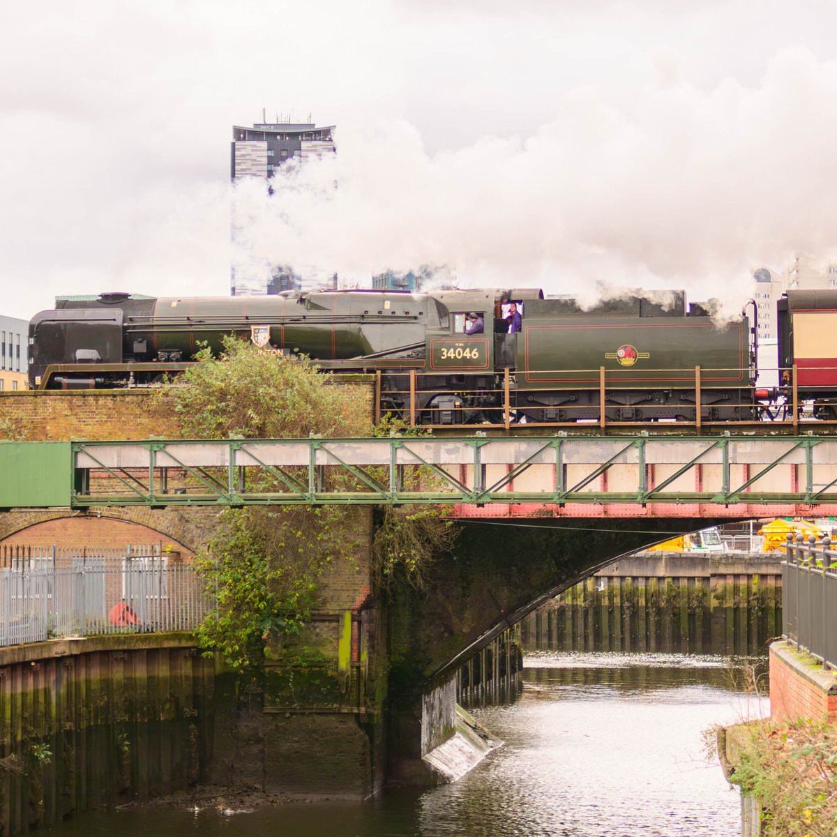 Steam_Dreams's tweet photo. Simon Bisson captured these spectacular photos of 34046 Braunton crossing Bell Lane Creek Bridge on the final day of our Santa Steam Express trips. 🎅

What is the best location you've ever spotted a steam locomotive? 🚂

📸 @sbisson

#steamdreams #santasteamexpress #steamtrain https://t.co/3SsxVh0FwP