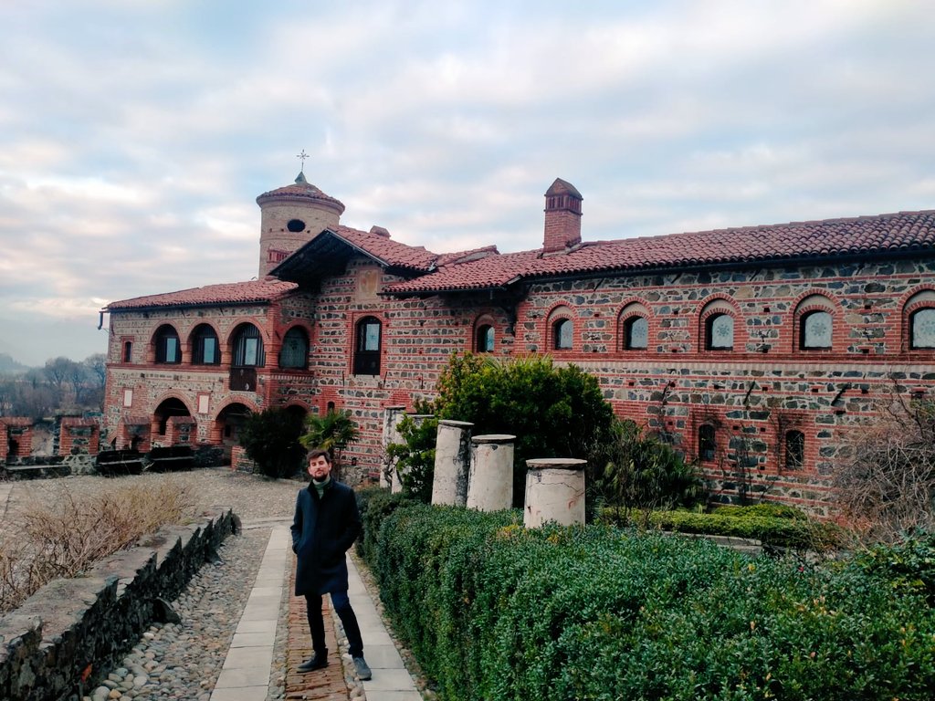 Davide_JQ's tweet photo. WeekEnd romantici nel castello protetti dalle armature. https://t.co/BiND9egBfU