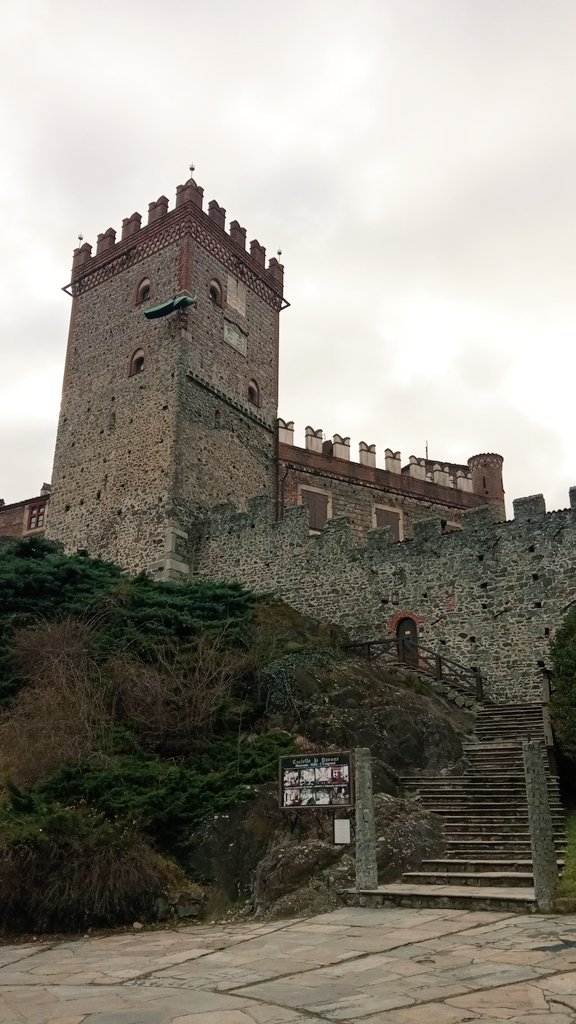 Davide_JQ's tweet photo. WeekEnd romantici nel castello protetti dalle armature. https://t.co/BiND9egBfU