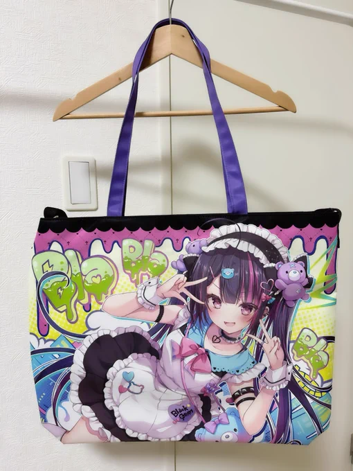 【#C103 新作グッズ紹介】 オリジナルBIGトートバッグ〜 特注で、外側に大きめのポケットと斜め掛けできるショルダー紐をつけてもらいました  すぐに取り出したいものは外ポケットに  メインのハンドルは手持ちでも大丈夫な長さに調整してもらってます  実物は写真より鮮やかです!