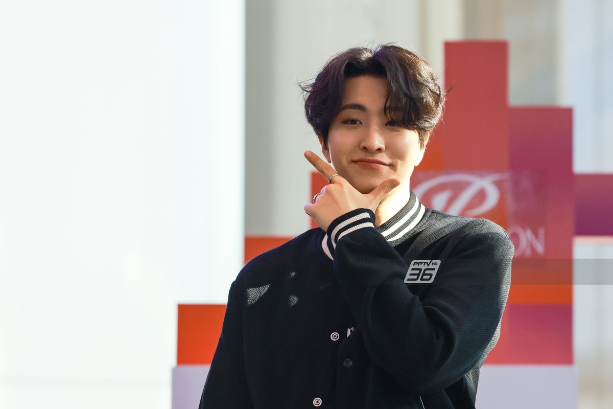 PPTVHD36's tweet photo. “สวัสดีปีใหม่นะครับ”(พูดภาษาไทย)” ขอให้ทุกคนมีสุขภาพร่างกายแข็งแรง และปี 2024 เป็นปีที่ดีนะครับ // ข้อความจาก ต้าวยองแจถึงอากาเซทุกคน 

#PPTVHD36 #ช่อง36 #ครบทุกข่าวเข้าใจคอกีฬา #SiamParagonCountdown2024 #SiamParagonxYOUNGJAE #YOUNGJAE #ยองแจ #GOT7 https://t.co/CIXGn7Gubd