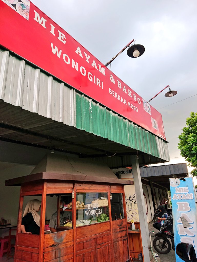 NurSetoAji's tweet photo. #JumatMieayaman keluar setelah hujan dan mencari asupan ke Mie Ayam &amp; Bakso Berkah Roso. Disini ada spesial Tumini alias Tumpeng mini yg isinya well pedas maknyus. Datang terlalu sore takut dah mau tutup bisa jadi referensi duls gasin! 

https://t.co/HqRrst2KfH

@InfoMieAyamYK https://t.co/qeqNy19xdE