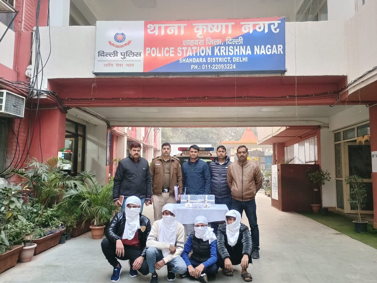 DCP_SHAHDARA's tweet image. 🚨 Shahdara Police swiftly resolves armed robbery cases!

- 3 cases in 48 hrs.
- Seized 2 pistols, 4 cartridges, knife, scooty.
- 4 suspects arrested.
- 11 phones recovered.

👮‍♂️ Inspector Rajneesh Kumar&apos;s team (SHO Krishna Nagar) led the operation.

#CrimeResolved #SwiftAction
