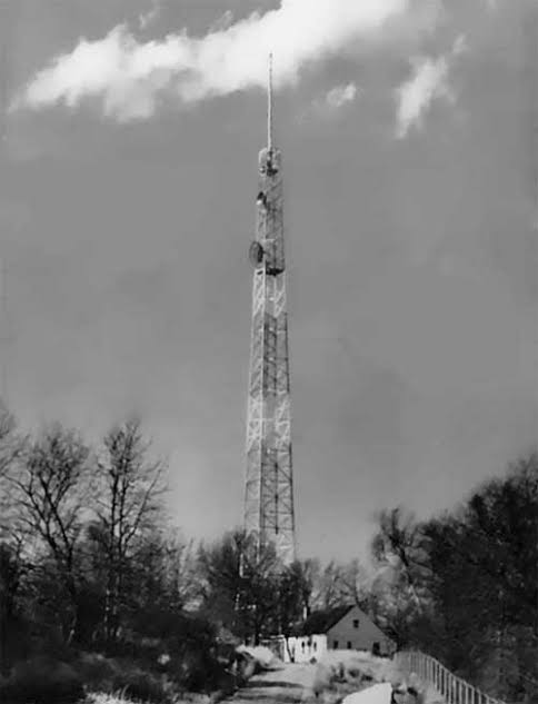 sayan_dey's tweet photo. #ThisDayInHistory Post 1249:
29 December 1949 (74 years ago): KC2XAK of Bridgeport, Connecticut became the first Ultra high frequency (UHF) television station to operate a daily schedule.
#History #OnThisDay #OTD #KC2XAK #Connecticut #UltraHighFrequency #Television #UHF https://t.co/Rw6tRfnOXY