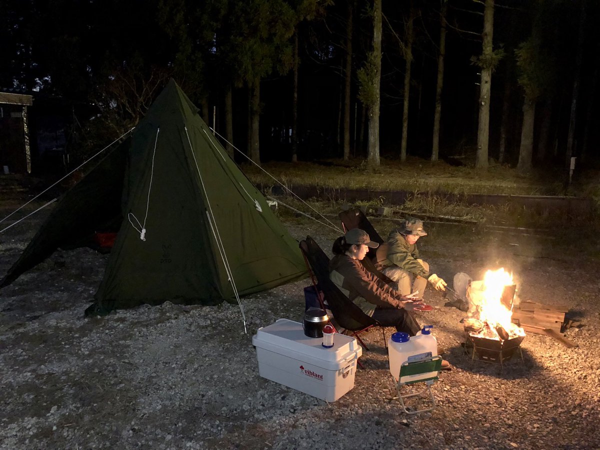 campfieldjungle's tweet photo. 年末年始も休まず冬キャン受付中❗
薪は無料で使いたい放題となっております。

今夜のフィールド風景 https://t.co/YYjNus1IZc