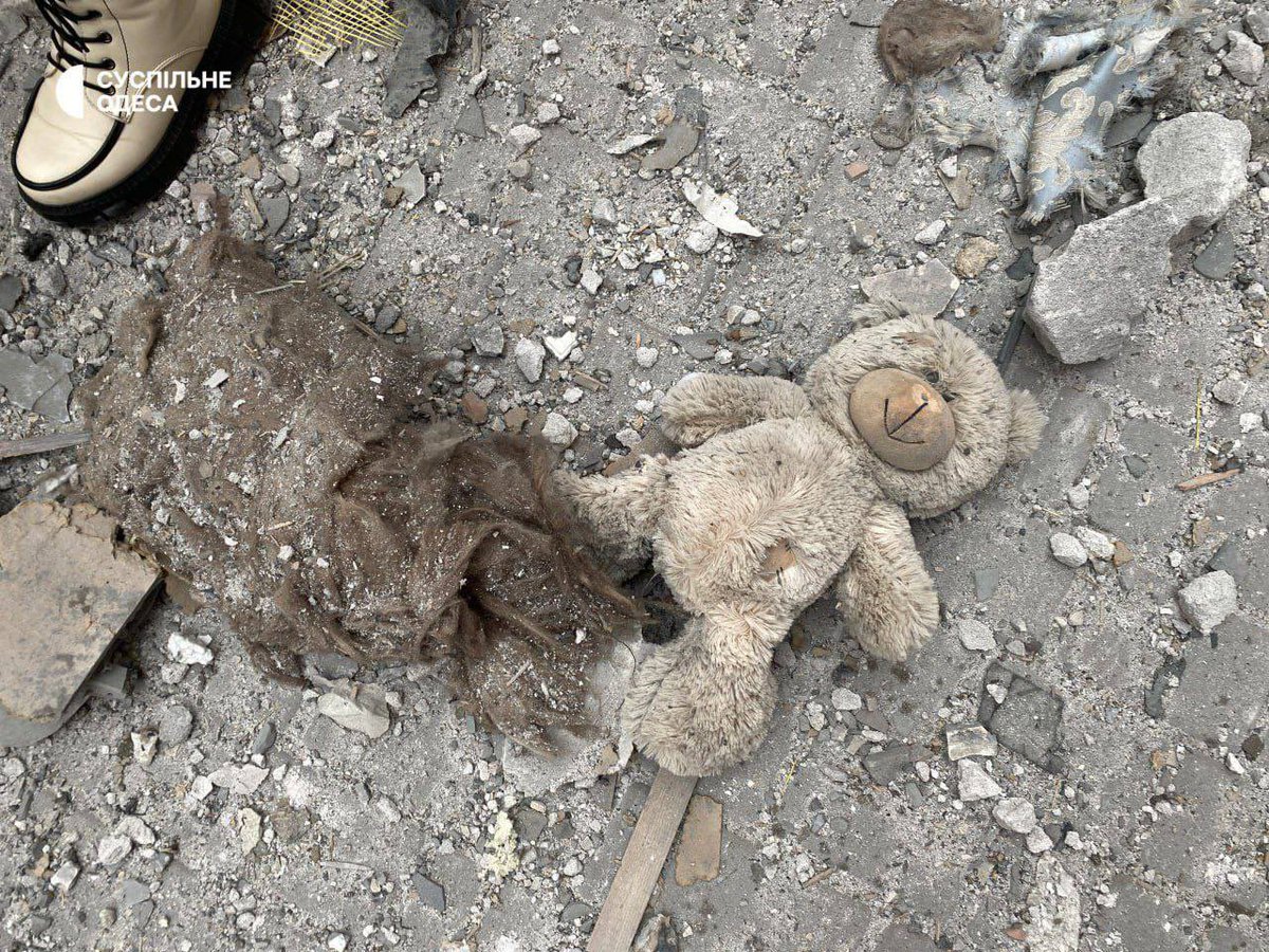 poroshenko's tweet photo. Ми досі не можемо встановити кількість постраждалих. Люди під завалами…

Торгові центри, пологові будинки, житлові райони, школи, станції метро… Майже по всій країні.

Мої співчуття рідним та близьким загиблих…

Це була одна з наймасштабніших ракетних атак з початку повномасштабного вторгнення. Шахеди, крилаті, С-300. Вони використали майже все, що є в арсеналі.

Хоч героїчні сили ППО і збили 87 ракет та 27 шахедів. Але й досі в Україні немає місця, де навіть діти чи матері можуть бути в безпеці від війни.

Ми маємо зробити все, щоб перемогти. Маємо зробити все, щоб «закінчити» їх. 

росіяни, колективний путін дають нам відповіді щодо причин цієї війни — вони просто хочуть знищити Україну і українців. Наша відповідь на це — ми продовжимо битися.