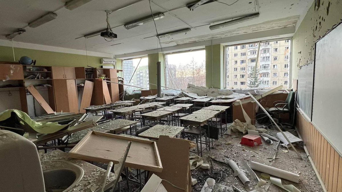 poroshenko's tweet photo. Ми досі не можемо встановити кількість постраждалих. Люди під завалами…

Торгові центри, пологові будинки, житлові райони, школи, станції метро… Майже по всій країні.

Мої співчуття рідним та близьким загиблих…

Це була одна з наймасштабніших ракетних атак з початку повномасштабного вторгнення. Шахеди, крилаті, С-300. Вони використали майже все, що є в арсеналі.

Хоч героїчні сили ППО і збили 87 ракет та 27 шахедів. Але й досі в Україні немає місця, де навіть діти чи матері можуть бути в безпеці від війни.

Ми маємо зробити все, щоб перемогти. Маємо зробити все, щоб «закінчити» їх. 

росіяни, колективний путін дають нам відповіді щодо причин цієї війни — вони просто хочуть знищити Україну і українців. Наша відповідь на це — ми продовжимо битися.