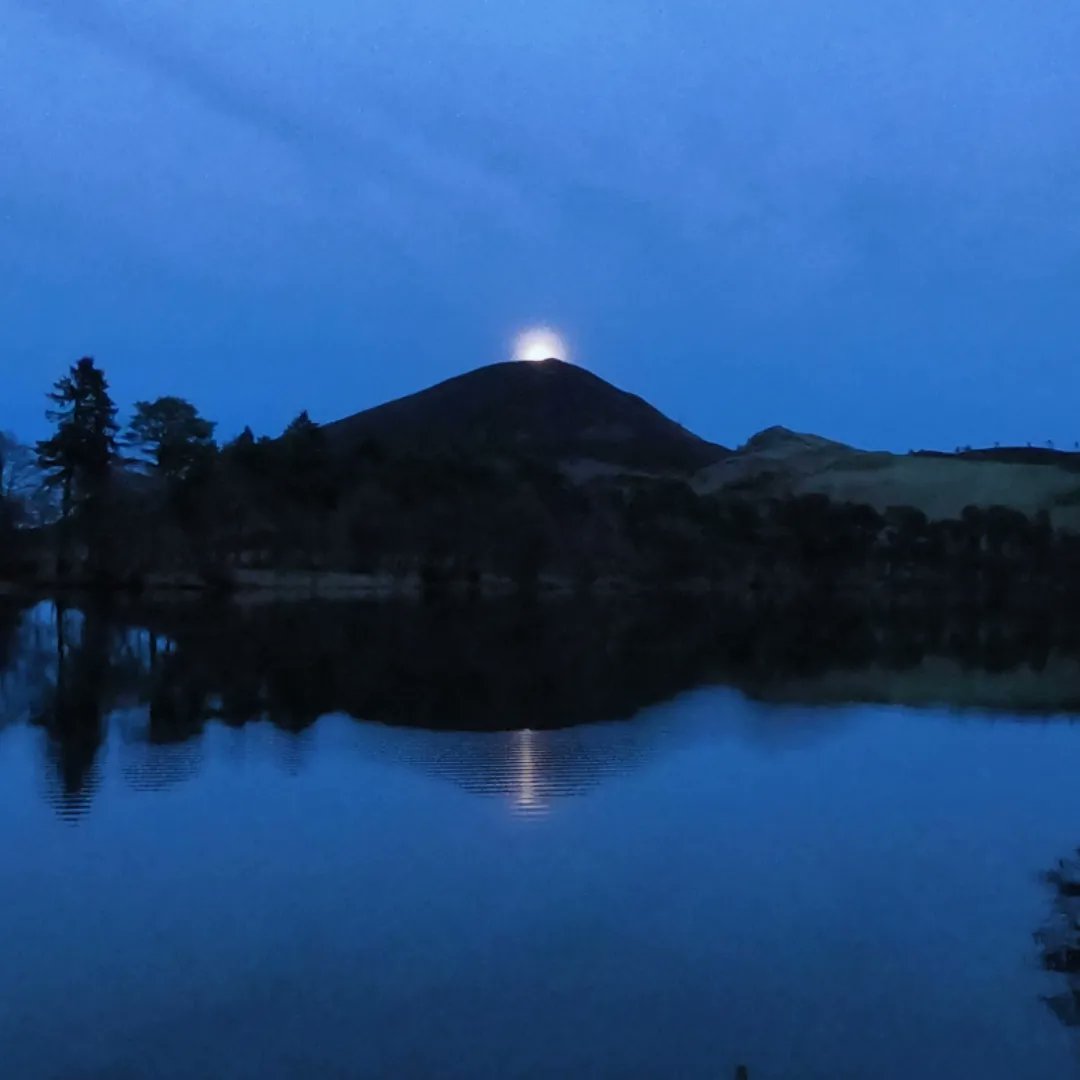 Bionicbadger's tweet photo. Moonrise over the Eildon hills reflected in Bowden Loch. #scottishborders https://t.co/vEa1XaBM3D