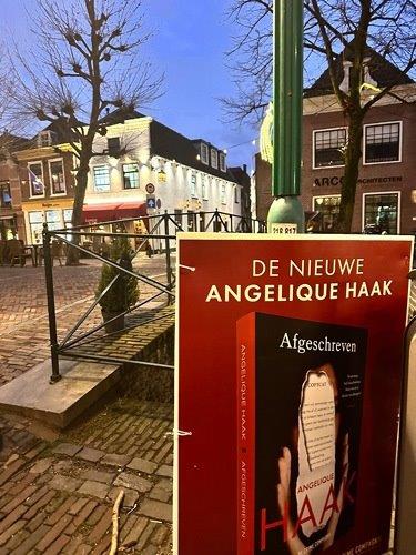 Jaaaaa! De nieuwe Angelique Haak! Heb jij al een sandwichbord met AFGESCHREVEN gespot in jouw woonplaats?