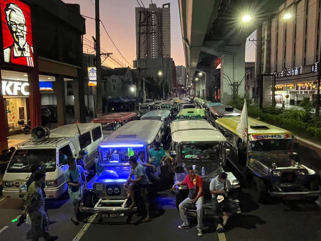 ABSCBNNews's tweet image. TINGNAN: Nakaharang ang mga jeep sa kahabaan ng Recto Avenue papuntang Mendiola sa Maynila bilang pagprotesta sa isinusulong na PUV modernization program.

Nakatakda ang deadline ng requirement na consolidation ng mga operator sa Linggo, Disyembre 31. | via @michael_delizo