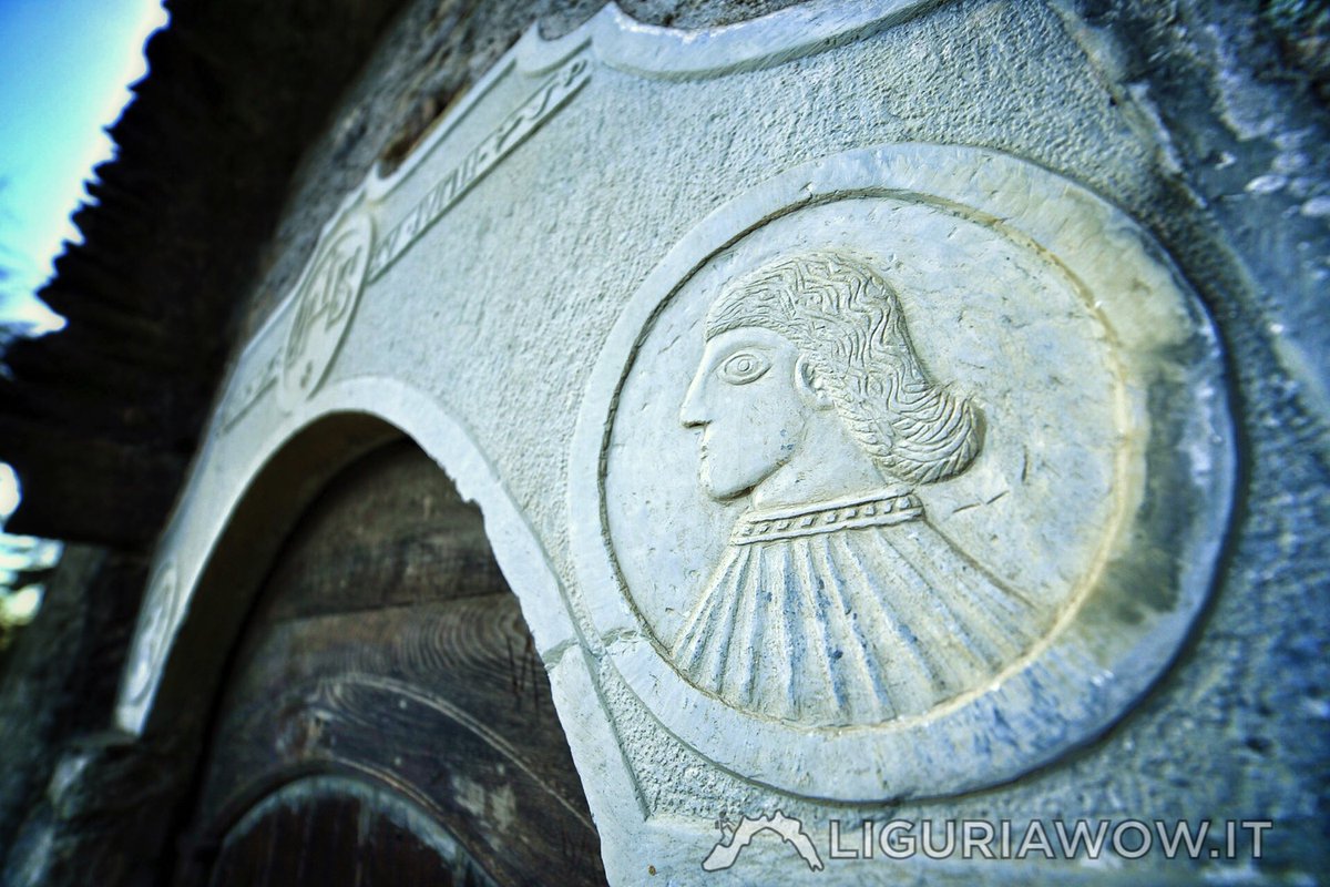 ParcoAlpiLiguri's tweet photo. #borghisvelati nel #parcoalpiliguri - La Chiesa di Santa Margherita di #Mendatica sorge al confine tra Mendatica e Montegrosso Pian Latte, dove nel Medioevo esisteva la frazione di Borghetto 🏘. All'interno è visibile un ciclo di affreschi 🎨 attribuito a Pietro Guido da Ranzo. https://t.co/gVvhh9fYxa