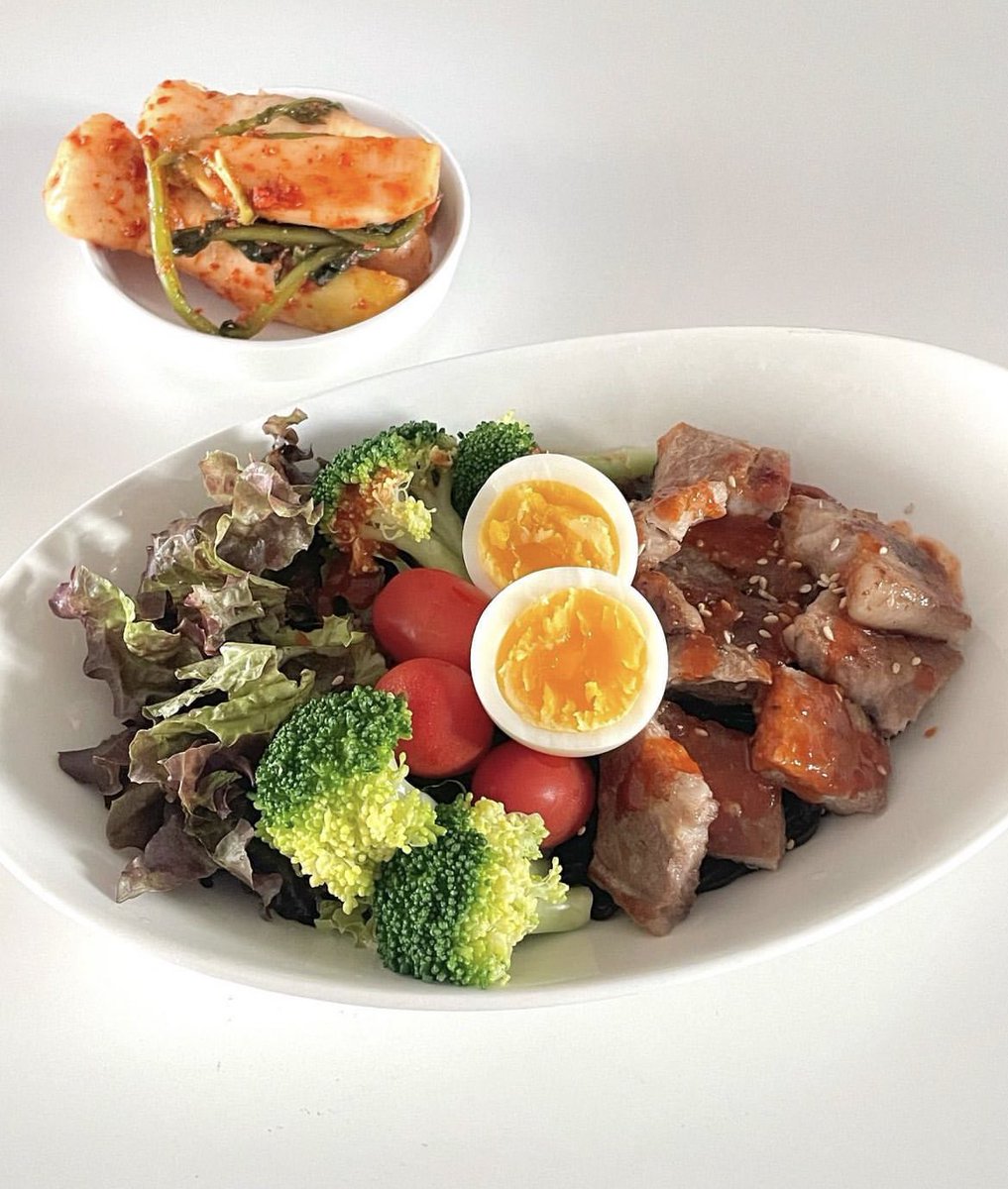 mochi___mini's tweet photo. 58kg →48kg 1ヶ月で落とした方法

朝はプロテインシェイク、昼(平日)はふつうのご飯(気持ち少なめ)(週末)は豆腐とかシーザーサラダ夜は肉・魚・野菜満腹までOK。筋トレはせずマッサージ中心。薬は名前は言わないけど食欲抑制剤。飲み物は水お茶ゼロカロリーコーラ飲んでたら停滞期なく痩せた。 https://t.co/VvtJWYj9nC