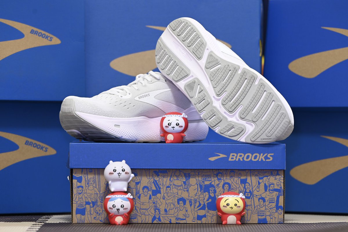 hoikushi_runner's tweet image. 1年間のご褒美買いpart.2
『Brooks Ghost Max』

　間違いなく2023年個人的買って良かったものランキングベスト5に入る買い物。
　
・オールホワイトこそ至高。
・クッショニングが好みすぎる。
・やはり、ひよりさんのBrooksに関する豆知識が凄すぎた。 

#brooks #ブルックス #ghostmax #runhappy