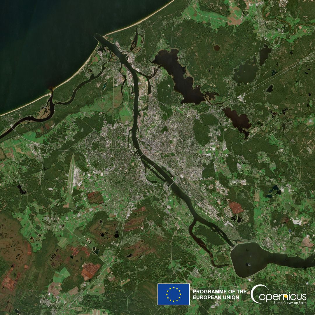 #CopernicusSanta 🇪🇺🛰️ gifts are coming❗️

Riga🇱🇻 as seen by #Sentinel2

Special #HolidaySeason present 🎁 for @mfaulstone