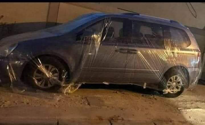 #صوفی_ازم_لورز
میں صبح جب اٹھا تو میری گاڑی پلاسٹک کےکور میں لپٹ چکی تھی میں حیران ہوا..؟
میں نےحال دریافت کیا تو مجھے میرے پڑوسی نےکہا کہ میں اپنا گھر رنگ کر رہا تھا ؛ سوچا کہ آپ کی گاڑی پہ چھینٹیں نہ پڑ جائیں اس لیے آپ کی گاڑی کو کور ڈال کر محفوظ کردیا
یہ ہےزندہ قوم۔۔۔عرب ٹویٹ