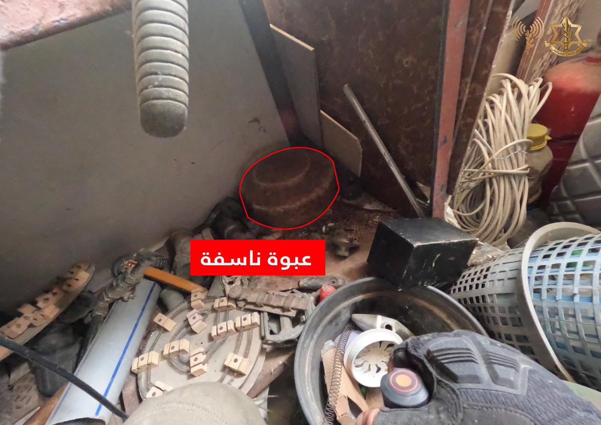 AvichayAdraee's tweet photo. #عاجل عملية "عوز ونير" - لأول مرة منذ نشوب الحرب قوات جيش الدفاع تعمل في منطقة خربة خزاعة التي انطلق منها المخربون للاعتداء على كيبوتس نير عوز

قوات فرقة غزة وإلى جانب قوات المدرعات والهندسة، بدأت نشاطها في منطقة خربة خزاعة في جنوب قطاع غزة، التي انطلق منها مخربو منظمة حماس الإرهابية للاعتداء على نير عوز في السابع من أكتوبر. 

القوات تعمل على تحقيق السيطرة العملياتية على المنطقة. حتى الآن قضت القوات على مخربين وهاجمت عدة أهداف إرهابية بالغة الأهمية، منها فتحات أنفاق، ومسارات أنفاق ومواقع إطلاق صواريخ مضادة للدروع.
تشكل هذه العملية بؤرة ��تال أخرى ومكثفة تتصرف فيها قوات جيش الدفاع.

خلال نشاطها في المنطقة تم العثور على عشرات فتحات الأنفاق. بالإضافة إلى ذلك، عثرت القوات على وسائل قتالية عديدة تشمل قطع الأسلحة من طراز كلاشنكوف، ومسدسات، وقنابل يدوية، وألغام، وقاذفات صواريخ وقذائف هاون.

قوات الهندسة دمرت بنى تحتية إرهابية تقع في منازل المخربين الذين شاركوا في المجزرة الدموية التي اقترفتها منظمة حماس الإرهابية في كيبوتس نير عوز في السابع من أكتوبر.