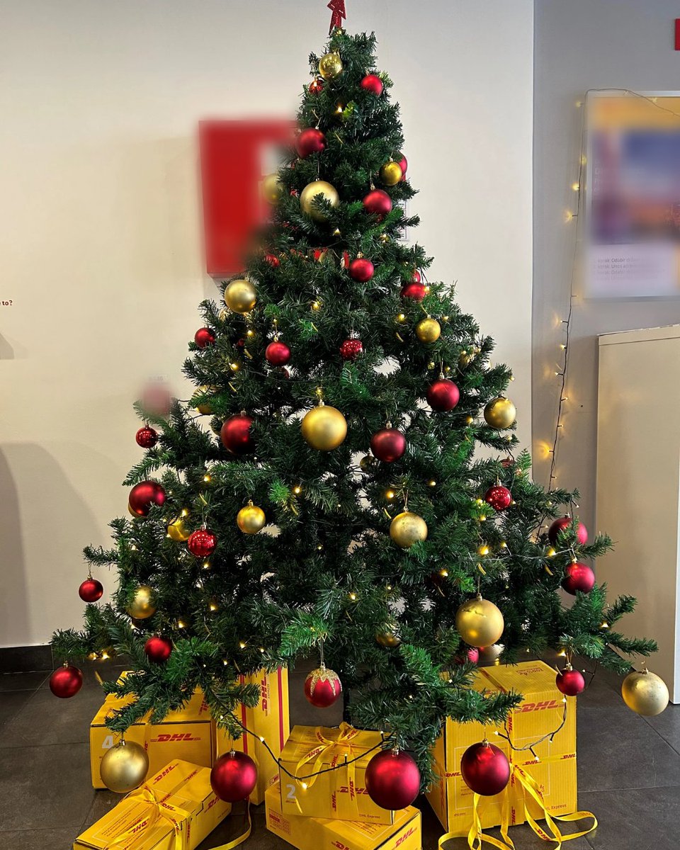 DHLSrbija's tweet photo. Želimo vam da dočekate Novu godinu s osmehom na licu i toplinom u srcu. Neka vam praznična atmosfera donese radost, ljubav i nezaboravne trenutke sa najmilijima. Neka vam nova godina bude ispunjena zdravljem, srećom i uspehom! 🎉🌟

#dostavabezgranica https://t.co/zkGeiGrQCu