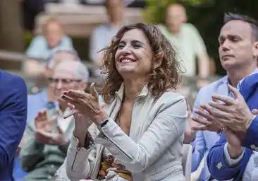 Robustiano21's tweet photo. Sánchez ha nombrado a @mjmonteroc Vicepresidenta Primera del Gobierno.

Yo creo que se lo merece porque es la que mejor aplaude de todo el @PSOE https://t.co/N9lczvMJG1
