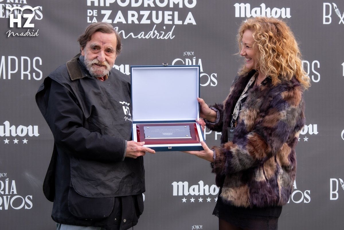 HipodromoMadrid's tweet photo. 📷🏇🥹 Después de toda una vida en el hipódromo y más de 40 años a pie de pista haciendo fotos, se jubila José Carlos Insaurriaga, el fotógrafo más veterano que teníamos en activo en la actualidad. Ana Chavarrías, subdirectora de comunicación de @HipodromoMadrid, le entregó una placa en agradecimiento a su incansable dedicación y afición.
Muchas gracias por todo, querido Carlos, te esperamos siempre en las carreras.