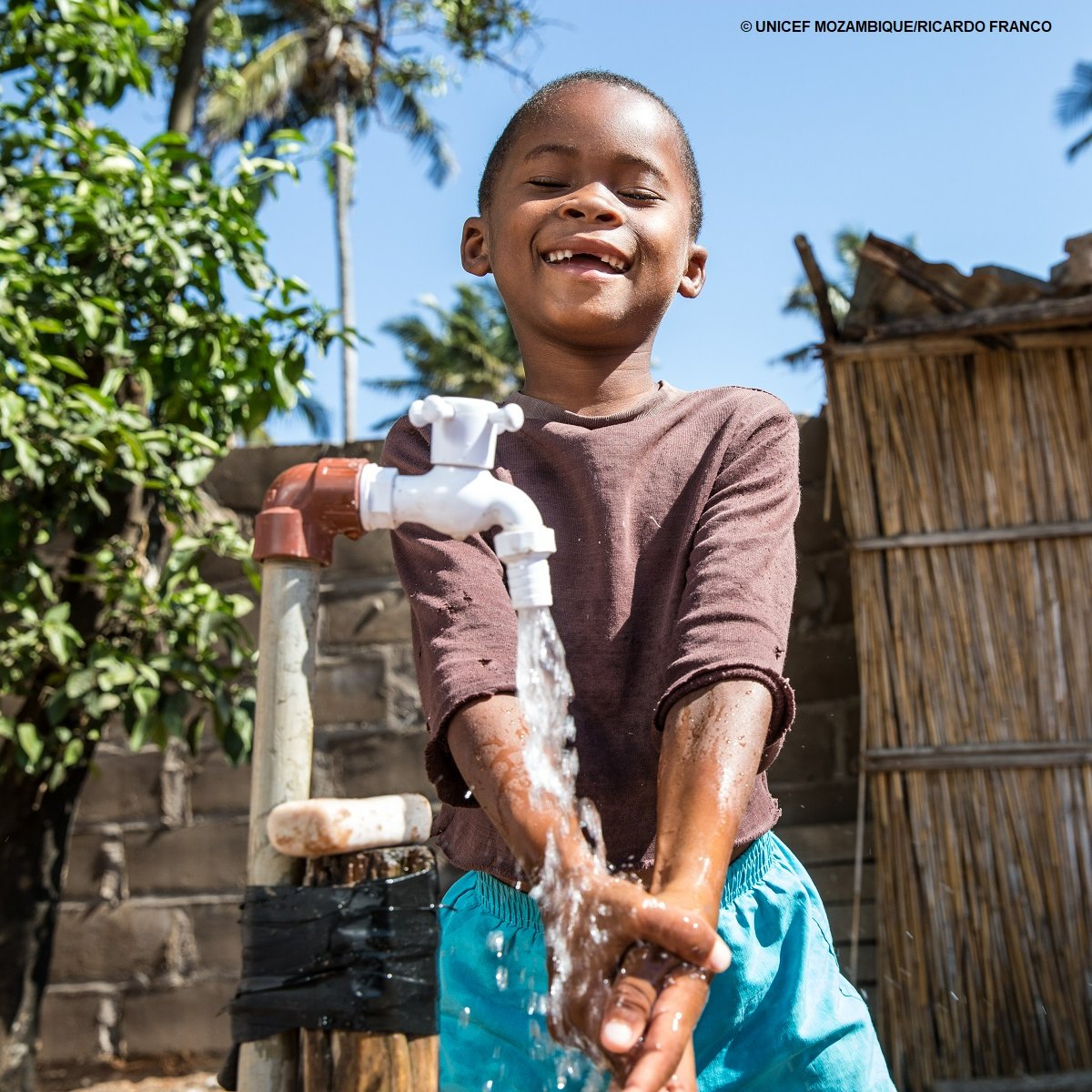 UNICEF_Moz's tweet photo. #Wateris 💦 happiness!
💧 Clean water and proper sanitation—basic rights for every child. UNICEF works with partners to provide access to clean water and sanitation facilities #ForEveryChild in 🇲🇿. https://t.co/cOmOOWTuuq