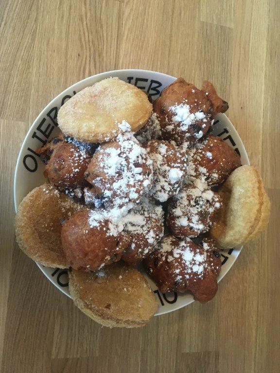 NVWA_Import's tweet photo. Op het werk genieten van een paar #oliebollen in de #pauze. Wij kijken terug naar een leerzaam 2023 en vooruit naar een geweldig 2024 waarin wij nieuwe collega's zullen ontvangen. Bedankt voor het volgen en de interesse. Fijne #jaarwisseling en tot 2024 https://t.co/rlhHDbWitK