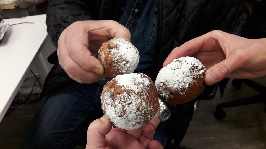 Op het werk genieten van een paar #oliebollen in de #pauze. Wij kijken terug naar een leerzaam 2023 en vooruit naar een geweldig 2024 waarin wij nieuwe collega's zullen ontvangen. Bedankt voor het volgen en de interesse. Fijne #jaarwisseling en tot 2024
