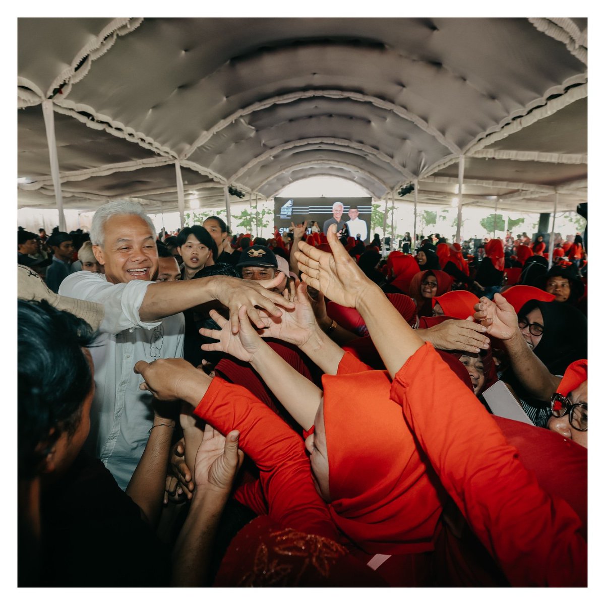 Di hadapan saudara-saudara saya warga Wonogiri, saya meluncurkan salah satu program unggulan #ganjarmahfud2024 yaitu SMK Gratis Lulus Langsung Kerja. Ini adalah sekolah khusus untuk siswa dari keluarga tidak mampu yang memakai model asrama. Maka semua biaya keperluan hidup dan