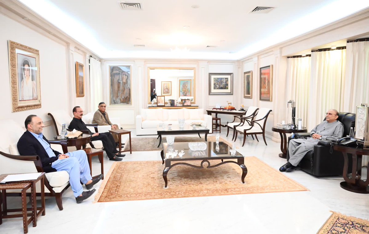 MediaCellPPP's tweet photo. صدر پاکستان پیپلزپارٹی پارلیمنٹرینز اور سابق صدر مملکت آصف علی زرداری سے ملاقات کے بعد ایم کیوایم کے سینئر رہنما انیس ایڈووکیٹ اور رضا ہارون ساتھیوں سمیت پی پی پی میں شامل
@AAliZardari 

مزید پڑھیں: https://t.co/26lr6luHO3 https://t.co/B5pD531LEl