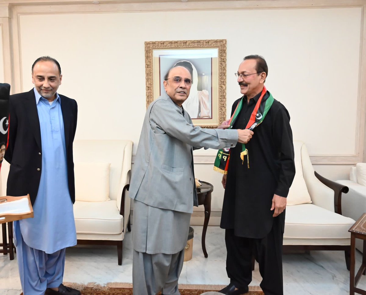 MediaCellPPP's tweet photo. صدر پاکستان پیپلزپارٹی پارلیمنٹرینز اور سابق صدر مملکت آصف علی زرداری سے ملاقات کے بعد ایم کیوایم کے سینئر رہنما انیس ایڈووکیٹ اور رضا ہارون ساتھیوں سمیت پی پی پی میں شامل
@AAliZardari 

مزید پڑھیں: https://t.co/26lr6luHO3 https://t.co/B5pD531LEl