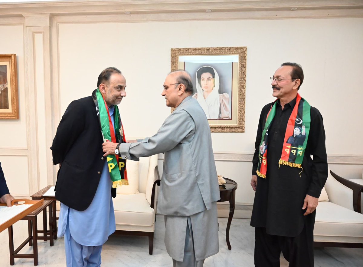 MediaCellPPP's tweet photo. صدر پاکستان پیپلزپارٹی پارلیمنٹرینز اور سابق صدر مملکت آصف علی زرداری سے ملاقات کے بعد ایم کیوایم کے سینئر رہنما انیس ایڈووکیٹ اور رضا ہارون ساتھیوں سمیت پی پی پی میں شامل
@AAliZardari 

مزید پڑھیں: https://t.co/26lr6luHO3 https://t.co/B5pD531LEl