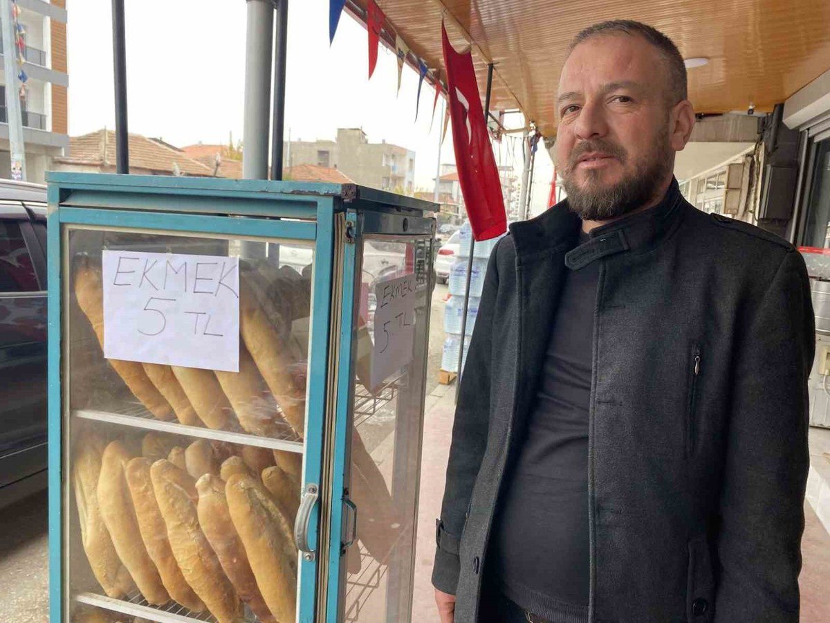 PeyamGundem's tweet photo. Manisa'da bir esnaf ihtiyaç sahiplerinin rahatça alabilmesi için ekmek fiyatlarını 5 TL'ye indirdi.
#peyamgündem #sondakika #intihar #imamoğlu #özlemzengin #cumhurbaşkanı #100binkonutnerede #asgariücret #rtük #fenerinmaçıvar #OsmanPamukoğlu #avmde #cüce #altın https://t.co/lZbmwrp9Tx