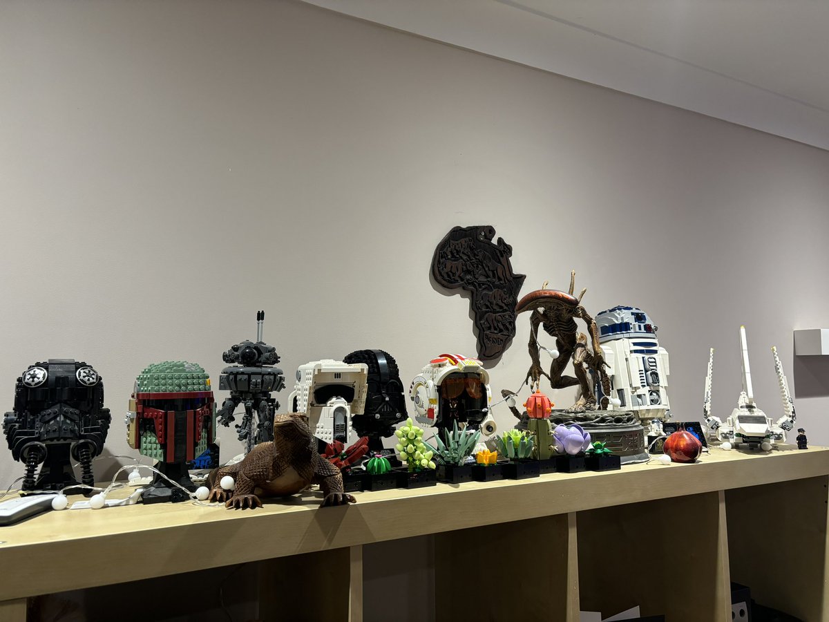 IAmFuzz's tweet image. R2D2 is now finished and added to the @LEGO_Group Star Wars collection. 😅 Was so much fun to build! 

Now I just need to get the rest of the helmets and find space for them. 🙃