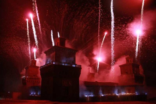 Pronti per il magnifico capodanno a #Ferrara???
Per dare il benvenuto al 2024 non perdetevi il tradizionale spettacolo di fuochi e musica dell'Incendio del <a href="/CastelloEstense/">Castello Estense</a>! 
ferrarainfo.com/it/ferrara/eve… 

#capodannoinromagna #capodanno2024 #visitromagna #inemiliaromagna
