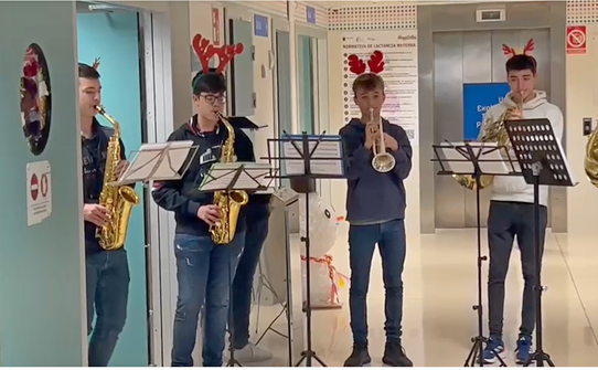 AreaUnoArrixaca's tweet photo. 🎷🎺Los jóvenes de la Agrupación Musical de Beniaján han venido a tocar a las plantas del hospital Materno Infantil Arrixaca.@ambeniajan 

Muchas gracias por traer este evocador momento🙌🏽 https://t.co/PaiCANg3r0
