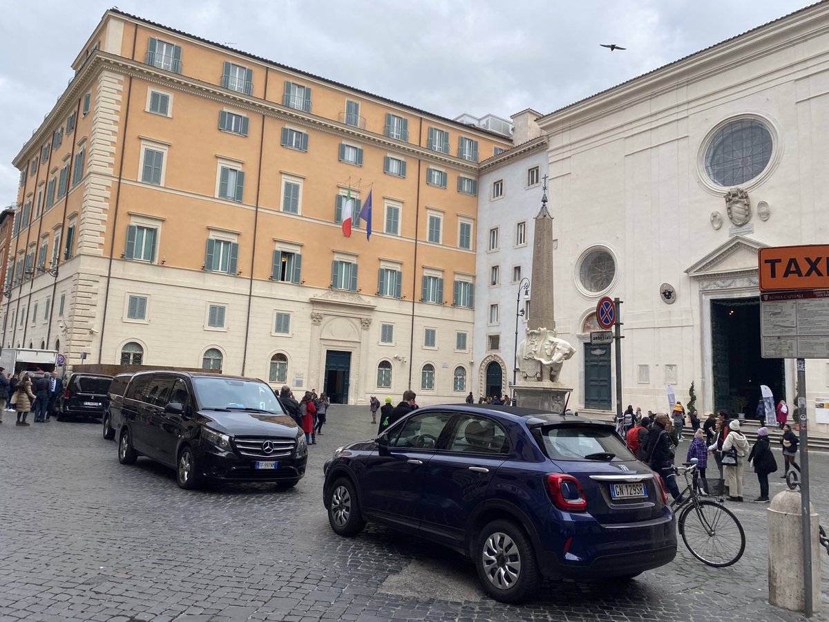 Buongiorno da una delle piazze più belle di #Roma, il pulcino ostaggio delle macchine vi saluta.
⁦<a href="/diarioromano/">diarioromano</a>⁩⁩⁩ ⁦<a href="/GassmanGassmann/">Alessandro Gassmann 🌳</a>⁩ ⁦@lorenzabo⁩ ⁦<a href="/gualtierieurope/">Roberto Gualtieri</a>⁩ ⁦<a href="/eugenio_patane/">Eugenio Patanè</a>⁩ ⁦<a href="/renatosartini/">Renato Sartini</a>⁩ ⁦⁦@PLRomaCapitale⁩ ⁦