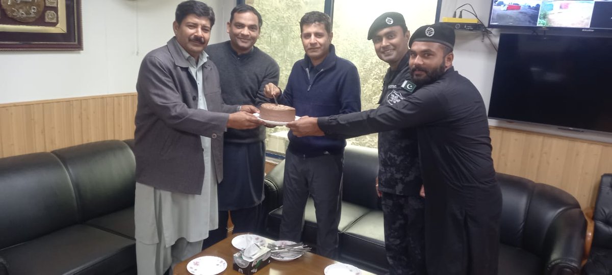 AfzalAsdaq's tweet photo. A simple and graceful greeting , #MerryChristmas2023 to my Christian colleagues at #Faisalabad Dry port. #PakistanCustoms appreciates all Pakistanis in the service of the state. @FBRSpokesperson @Pak_Customs @mukarram_ansari @PakPMO @AqdasAfzal https://t.co/gzWrGZMJVV