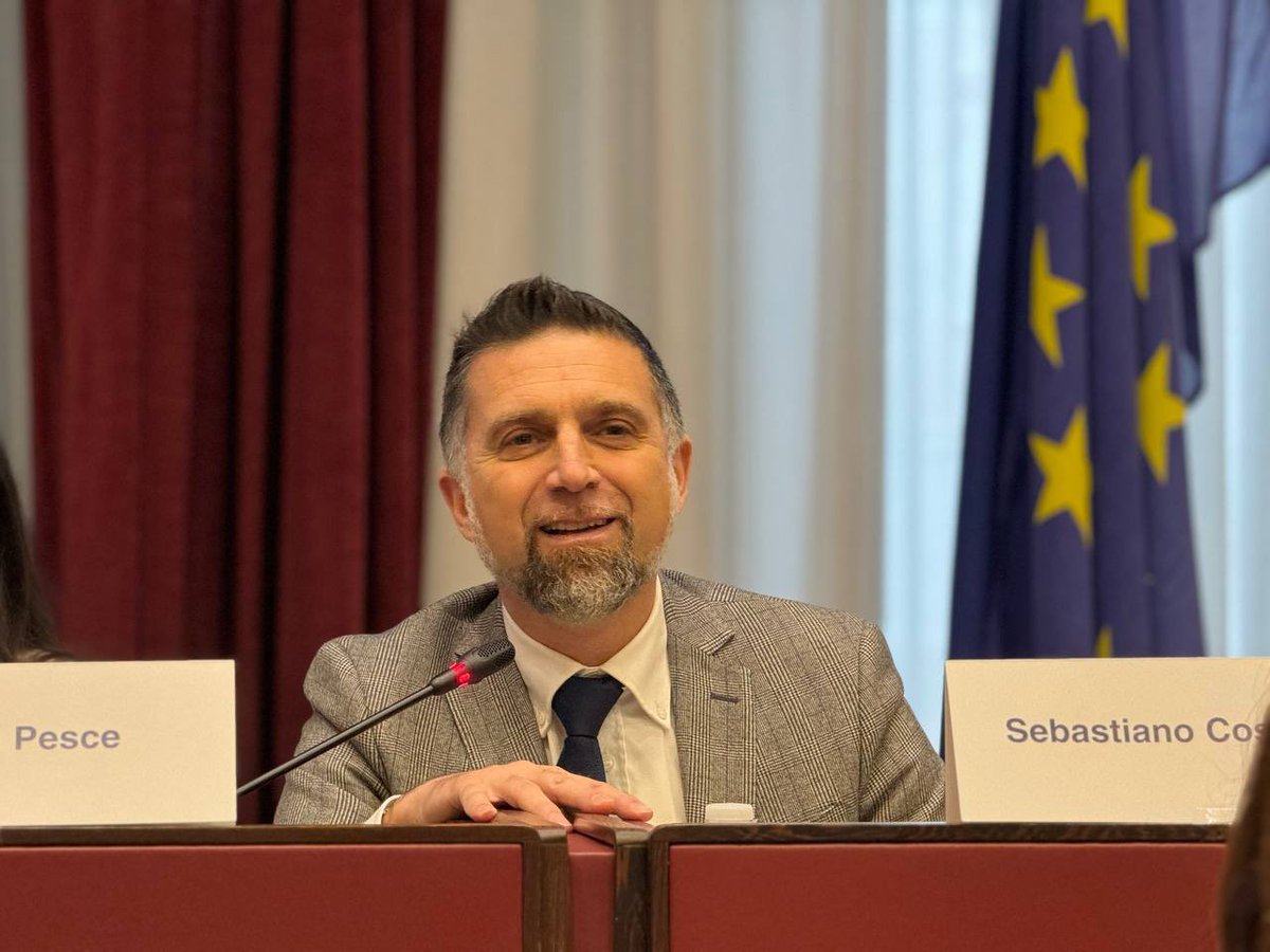 comunevenezia's tweet photo. 🔹Tra le attività ricordate dall’assessore al Commercio e alle Attività produttive Sebastiano Costalonga i plateatici, in cui è stato fatto il censimento di quelli concessi, la pianificazione dei pianini, il blocco di ampliamenti e nuove concessioni per il 2023, oltre alla proposta di modifica delle licenze per Murano e Burano

💬 “Riqualificata l’area mercatale rio Terà Sabbioni, la pubblicazione dei bandi per l'assegnazione dei posteggi liberi mercatali giornalieri e settimanali e il nuovo regolamento del commercio sulle aree pubbliche per contrastare fenomeni di degrado”

🔸Altro campo di intervento è stata la lotta al disturbo con l'ordinanza anti movida, oltre al progetto di riconoscimento del marchio del merletto di Burano e del vetro di Murano