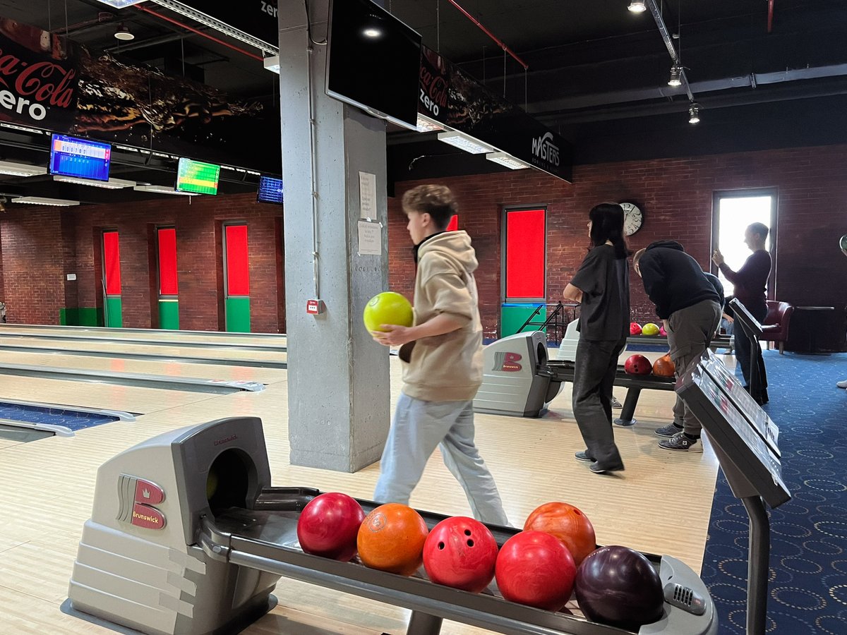 TechniSchools's tweet image. 🎳 Jeszcze przed świętami uczniowie klasy 1A wybrali się na wycieczkę pełną zabawy na kręglach!

🌟Był to strzał w dziesiątkę! 🚀Pełno było śmiechu, a aktywny wypoczynek naładował uczniów pozytywną energią i motywacją do dalszej nauki.

#technikumprogramistyczne #szkoła