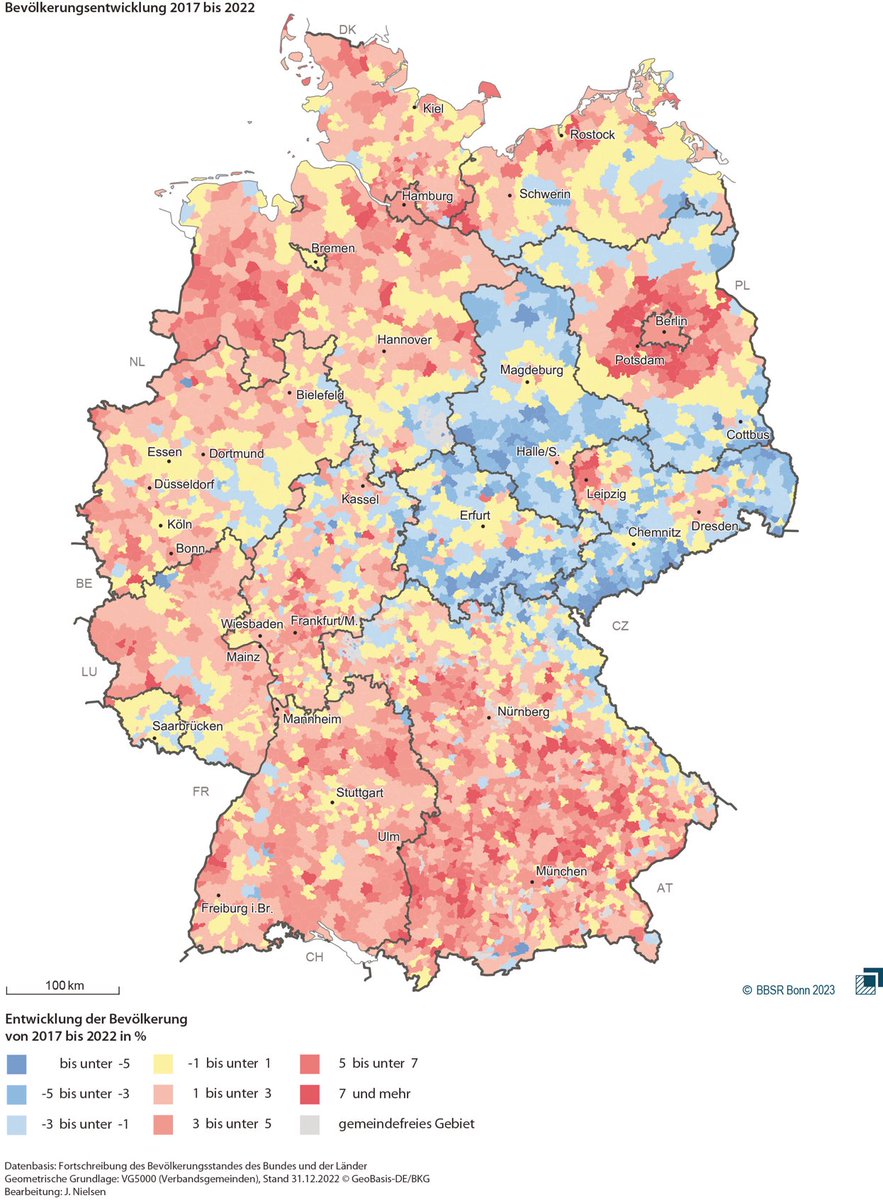 Aktuelle Karte zur Bevölkerungsentwicklung 2017-2022: Nicht nur die Großstädte, sondern auch viele Kommunen in ländlichen Räumen sind gewachsen. Einige Regionen verzeichneten dagegen weiterhin rückläufige Bevölkerungszahlen.