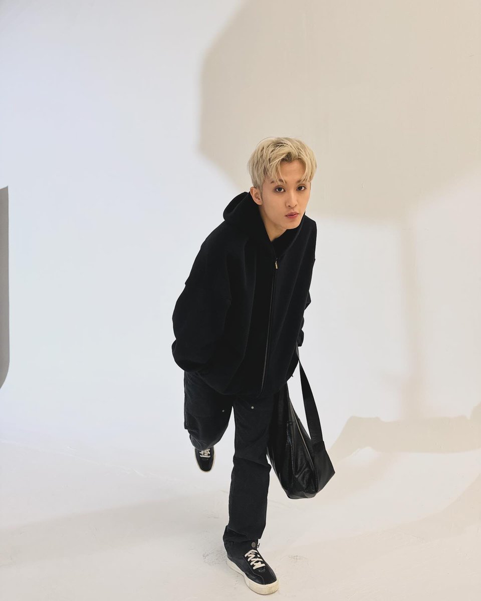 LMKLOOK's tweet image. 231229 onyourm__ark just made a post! 

“looking at you looking at me again”