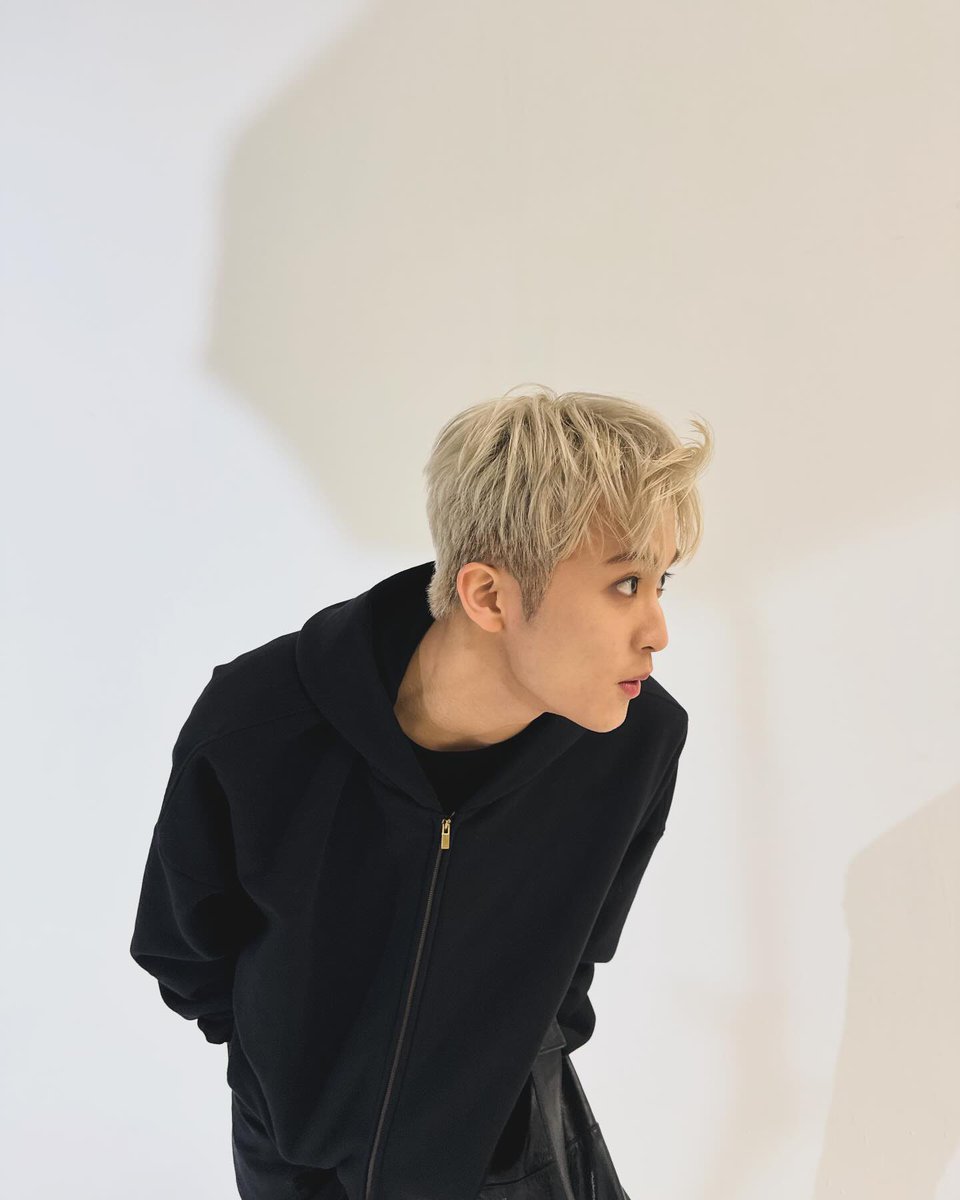 LMKLOOK's tweet image. 231229 onyourm__ark just made a post! 

“looking at you looking at me again”