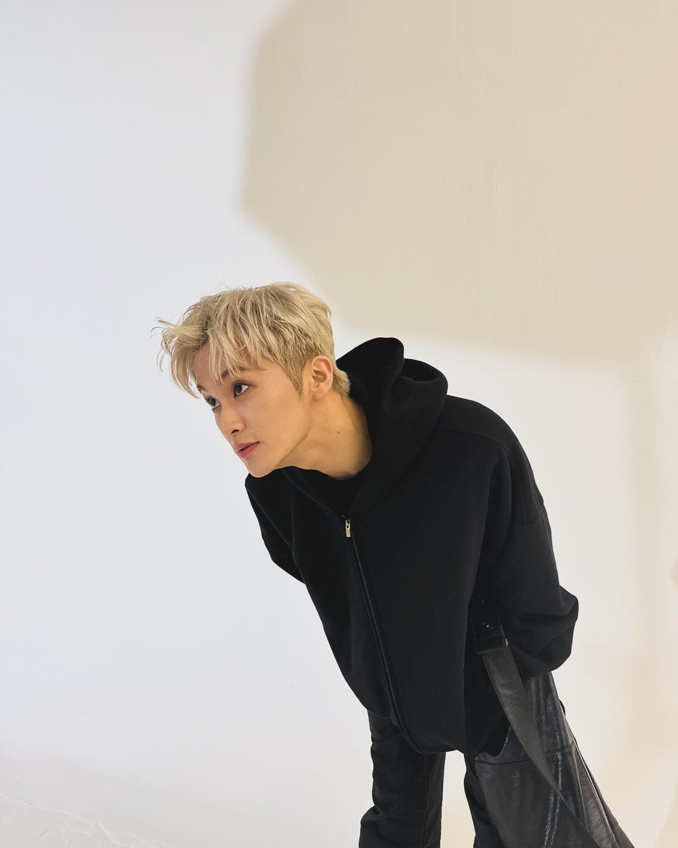 LMKLOOK's tweet image. 231229 onyourm__ark just made a post! 

“looking at you looking at me again”