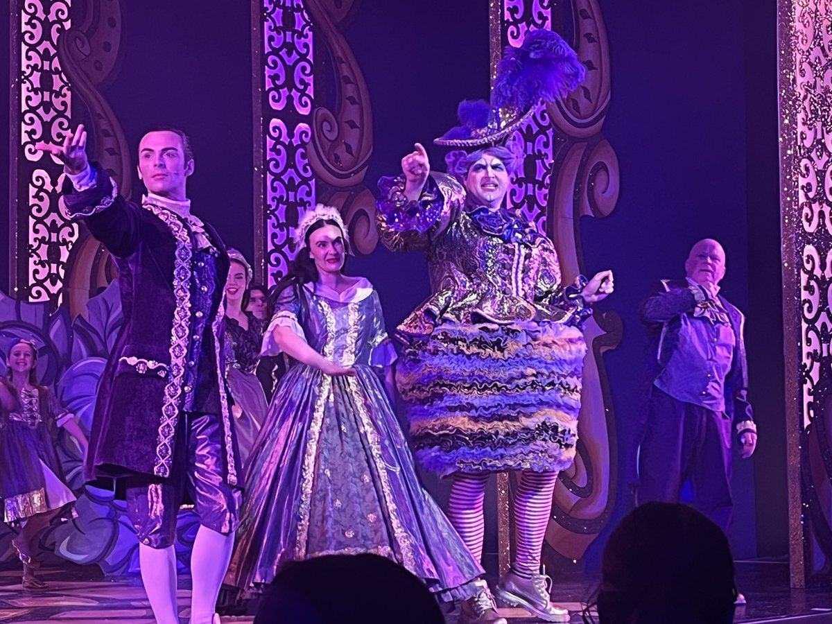 Another fantastic panto at @GroveTheatre this year. @WilKenning always the star of the show. @stevemcfadden_ made me howl and my 18yo loved her shoutout by @oliverscott87 ❤️