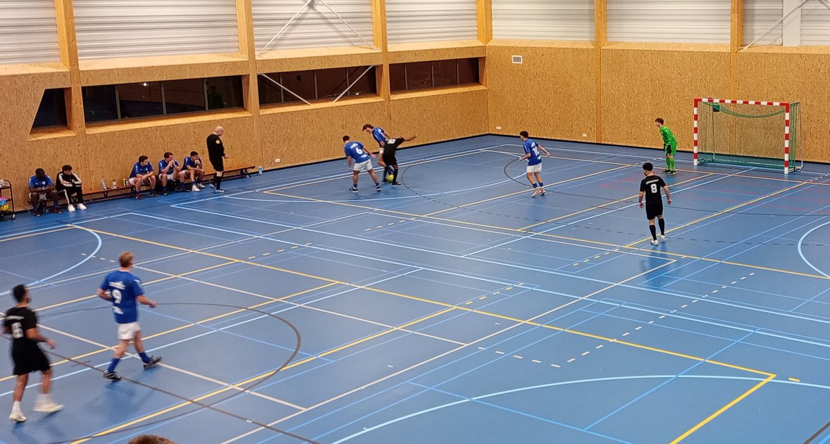 Was gisteravond weer mooi bij t Jo van Marle toernooi <a href="/WRZVZwolle/">wrzvzaalvoetbal.nl</a>. Kijken naar zaalvoetballende Zwolse veldvoetballers en onderwijl bijpraten met bekenden. En omgekeerd. 
Vanavond de laatste poulewedstrijden en de finales. #jvm23